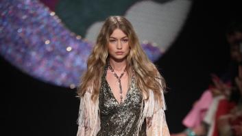 Gigi Hadid salió a desfilar sin un zapato pero no le importó en absoluto