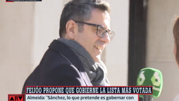 Abordan a Bolaños por la calle, le preguntan por la propuesta de Feijóo y su reacción es TRE-MEN-DA