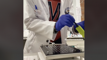 Un estudiante publica cómo fabrica unas cápsulas y todos se fijan en el mismo detalle