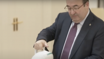 El momentazo de Iceta explicando por qué sale comiendo churros en la docuserie de Pedro Sánchez