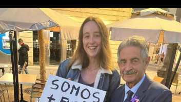 Miguel Ángel Revilla bate récords en Instagram con esta foto que ha subido: ojo a la pancarta y a él
