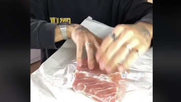 Descubre algo en los típicos papeles de la carnicería que abre un abanico de posibilidades