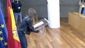 Mireia Vehí (CUP) trata de ajustarse el atril y sucede la tragedia: "Aaaaah, tenía que pasar"