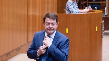 ¿Involuntaria o queriendo? Un experto en comunicación no verbal da su veredicto sobre la peineta de Mañueco