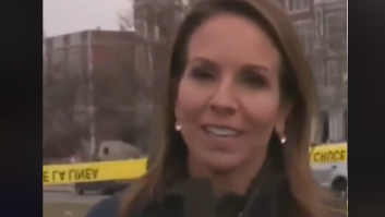 Una reportera interrumpe un directo para abrazar a su hijo después de sufrir un tiroteo en su colegio