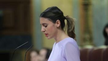 Jóvenes afines a Vox lanzan billetes de 500 euros ante la sede del Ministerio de Igualdad