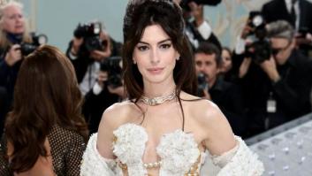 Anne Hathaway se gana a todos en la Gala Met con esta referencia a Rosalía