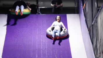 "¡Vaya hostia!": El tremendo golpe de Belarra al tirarse de un tobogán gigante