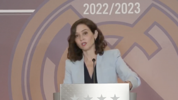 Ayuso recibe al Real Madrid de baloncesto y nadie da crédito a la frase que suelta: "Ay, mi madre"