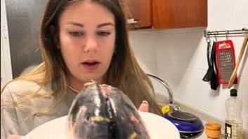 Compra pescado sin preparar y sus compañeras de piso no dan crédito a su reacción