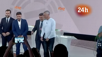 Rufián se percata de que le toca posar al lado de Espinosa de los Monteros y pasa todo esto