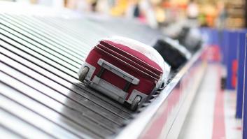 Ve cómo se olvidan de su maleta en una de las pistas del aeropuerto