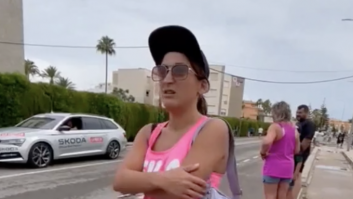 Susi Caramelo no puede sacar el coche por culpa de La Vuelta ciclista y la que lía es épica