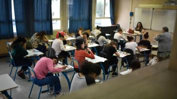 Profesores y alumnos de un instituto de París protestan por la plaga de chinches: "Es un escándalo que no cierren"