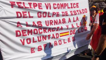 Apartan de la cabecera de la marcha contra la amnistía una pancarta con el lema "Felipe VI, cómplice del golpe de Estado"
