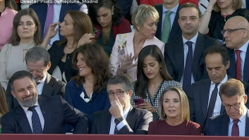 Enfocan a la grada de autoridades en el desfile del 12 de octubre y ojo a las caras en la primera fila