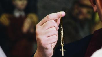 Los escalofriantes testimonios de víctimas de abusos por parte de curas: "Me cogió las manos y las llevó hacia su pene"