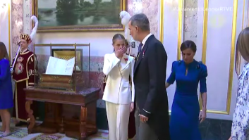 Pocos se fijan en lo que ha hecho la princesa Leonor antes de darle la mano a TODOS en el Congreso