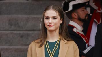 Leonor opta por un 'look' de trabajo con dos prendas prestadas de Letizia