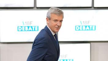 No, el golpe que se escucha en el debate electoral no es Rueda desmayándose tras escuchar una pregunta de Ana Pontón