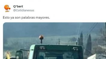 La pancarta en un tractor de las protestas que para algunos es un 'jaque mate': "Palabras mayores"