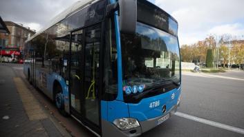 Un autobús se queda atascado y la solución de un pasajero le hace llevarse todos los aplausos