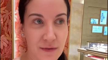 Así espera la icónica 'Tania acroyoga' de Callejeros Viajeros en el aeropuerto de Dubái