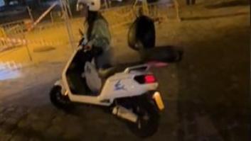 Dos amigas cogen unas motos de alquiler por primera vez y pasa esto