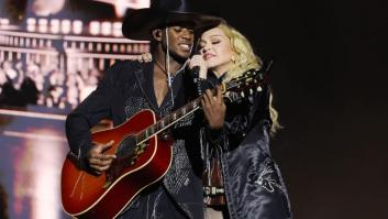 El hijo de Madonna busca comida en la basura y da lecciones de guitarra para sobrevivir