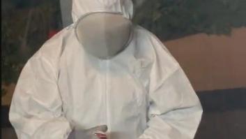 Así es como este padre intenta erradicar a un enjambre de avispas: la ejecución es de película