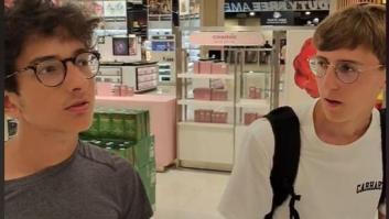 Les hace una broma a dos chicos en el aeropuerto y les deja sin palabras: sus caras son un poema