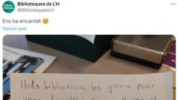 Una niña devuelve tarde un libro en la biblioteca y deja esta nota con la que se le perdona todo