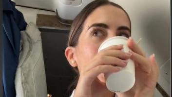 Una azafata enseña este nuevo aparato para poder hacerse café en el avión: menudo descubrimiento