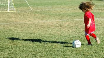 Una madre cuenta la situación que vive su hija jugando al fútbol: "¡No pensé que esto seguía así!"