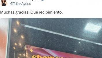 Ayuso llega a Corea del Sur y no duda en compartir el cartel con el que se ha cruzado por la calle