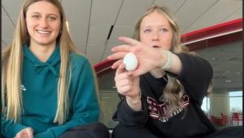 Dos estadounidenses cuentan en español como hacer una tortilla y las redes se derriten con ellas