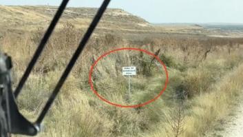 El cartel que un agricultor de Segovia ha encontrado en sus tierras es digno de 'Expediente X'