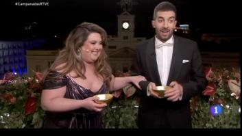 Su novio extranjero toma por primera vez las uvas en Nochevieja y se lía: "Creo que no entendió"