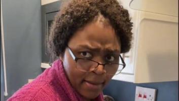 Parodia una típica escena entre un hijo y su madre a la hora de limpiar y hace estallar las risas