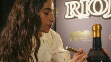 Aparecen las botellas de Rioja extraviadas y firmadas por premiados en los Goya
