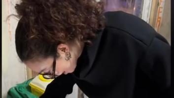 La llaman para tatuar en una casa okupa en Madrid y esto es lo que se encuentra