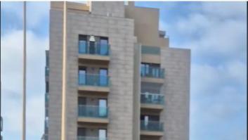 Lo que ve en este balcón de Almería hace que no pueda contenerse la risa