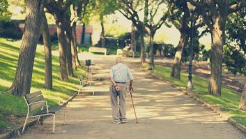 Un psicólogo define a todas las personas que caminan lentamente con las dos manos en la espalda
