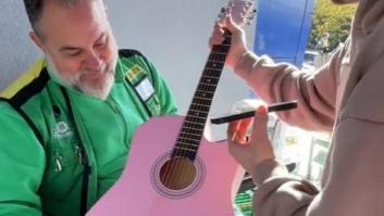 Se olvida la cartera e intenta pagar al cuponero regalándole una guitarra