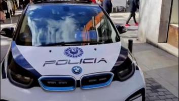 Analiza entre bromas cómo es el coche eléctrico de la Policía municipal y arrasa