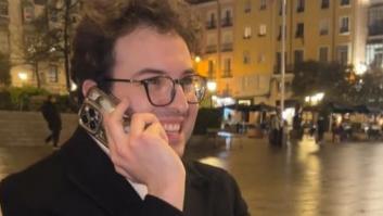 Los camareros no le atienden en una terraza y la idea que se le ocurre es para no parar de reír