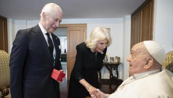 Las exigencias del rey Carlos III en su maleta cada vez que viaja al extranjero: papel higiénico, tapa del váter y una almohada muy especial