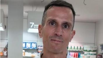 Un farmacéutico enseña las cosas más raras que se venden en una farmacia