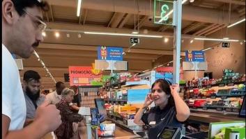 Va a un supermercado y le hace esta broma a la cajera: su cara es para enmarcar