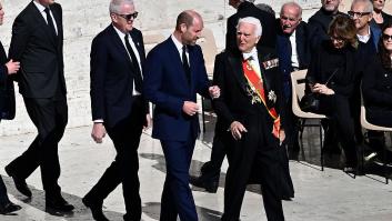 El príncipe Guillermo va en traje azul, que no negro, al funeral del papa pero no se salta el protocolo